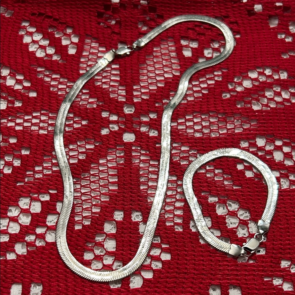 Silver Necklace and Bracelet Set Shimmers in light
